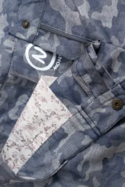 Détail du tissu camo et coupe féminine - Short d'escalade femme bleu camouflage STEFFY MONVIC