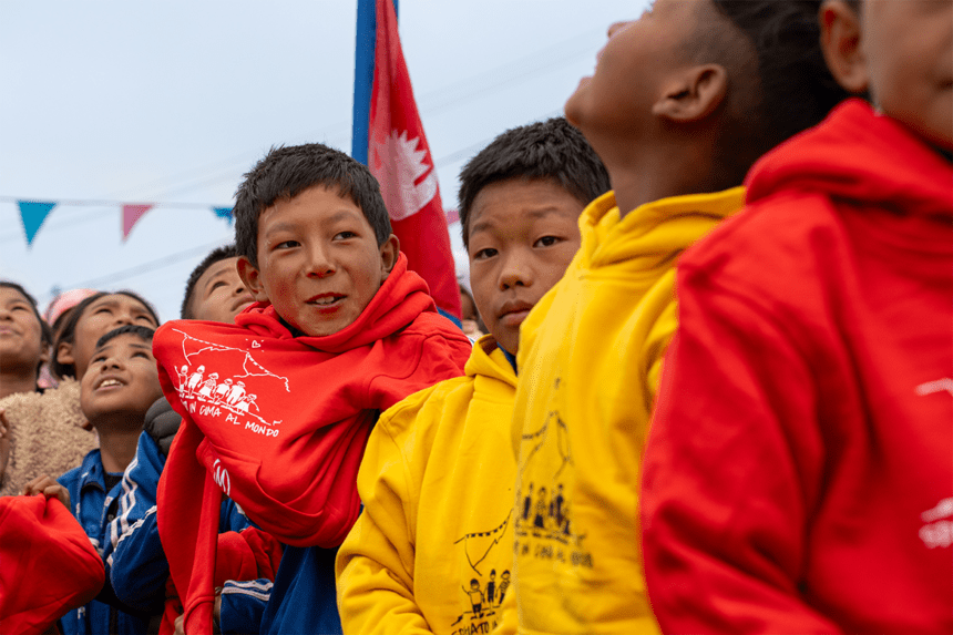 Felpe colorate Monvic al progetto Sdraiato in Cima al Mondo