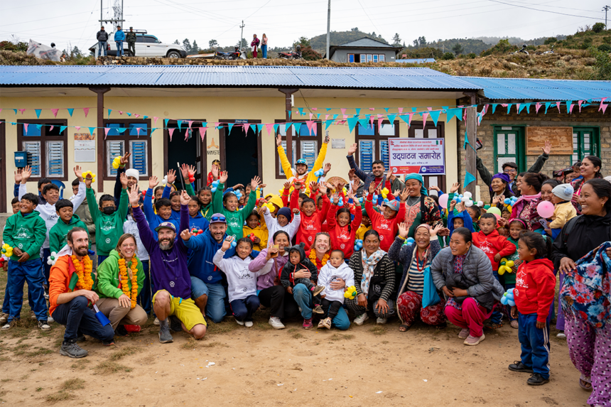 Sorrisi e solidarietà: le felpe Monvic per la scuola in Nepal
