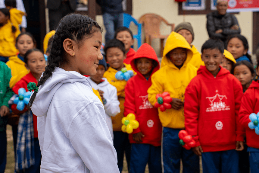 "Sdraiato in Cima al Mondo": i sorrisi dei bambini della scuola