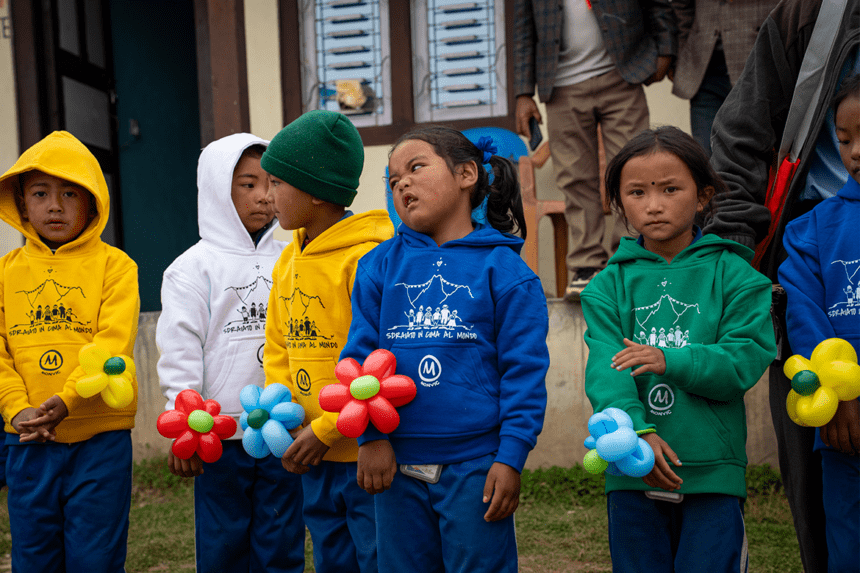 Tradizione e solidarietà: bambini nepalesi con felpe Monvic