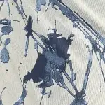 Détail du tissu en coton extensible Splash aux tons crème et bleu, utilisé pour le pantalon d'escalade femme VIOLET Monvic.
