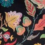 Tessuto floreale Botanica: un giardino ricco di dettagli, colori e piccoli particolari da scoprire ogni volta.